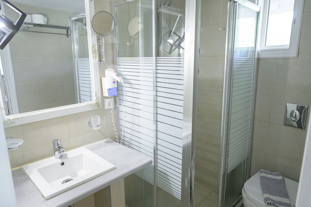 Rouda Bay Beach Hotel 48/50