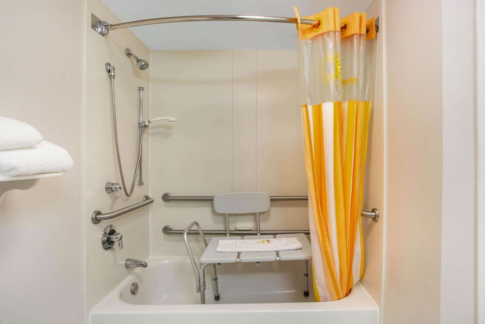 La Quinta Inn & Suites by Wyndham Greensboro NC 21/55