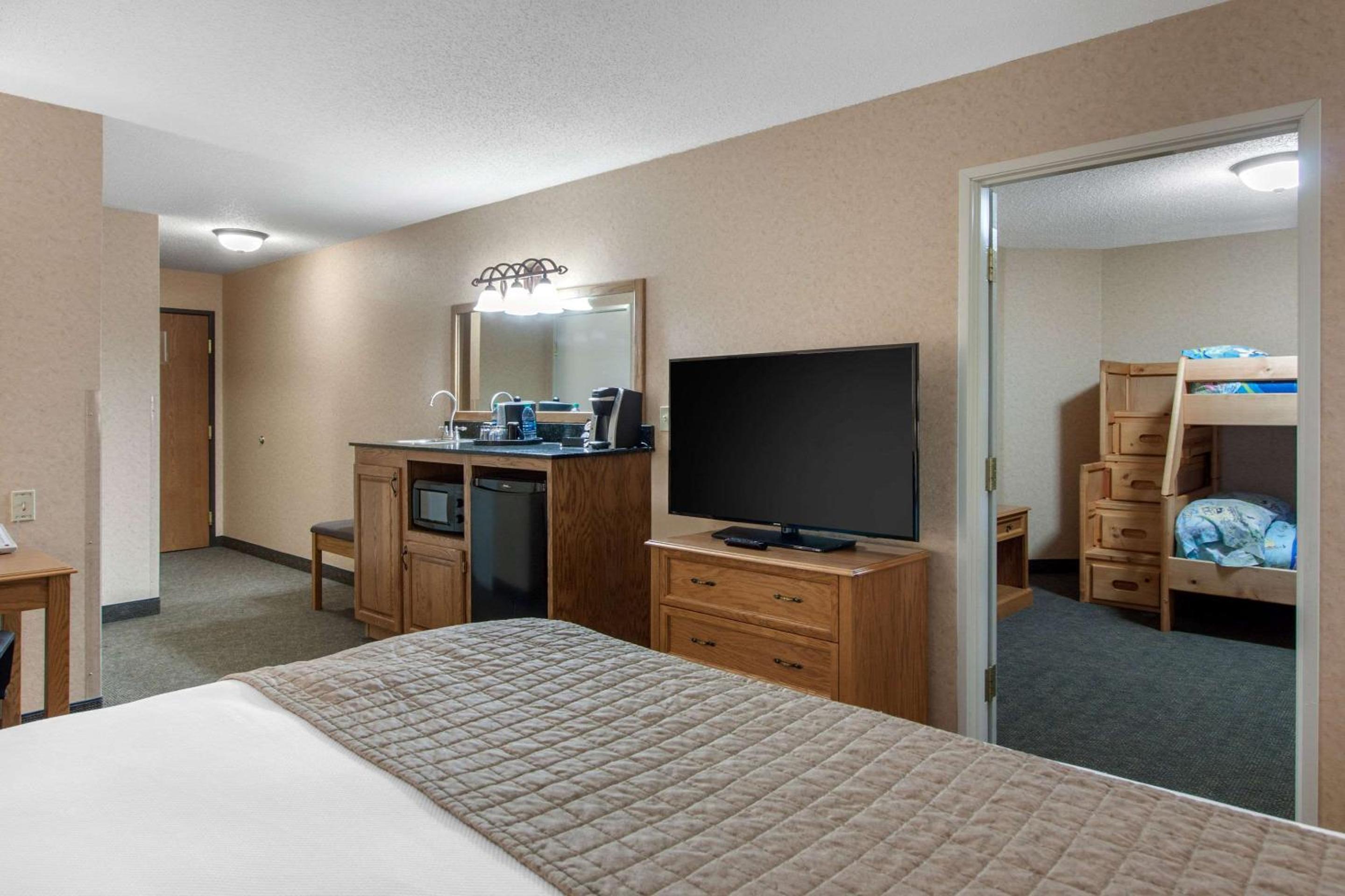 جناح بسرير كينج وسرير بطابقين، Norfolk Lodge Suites Ascend Hotel Collection 3/6