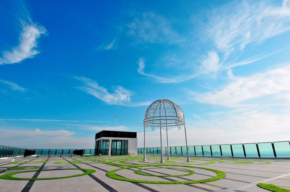 The Shore Hotel & Residences 61/65