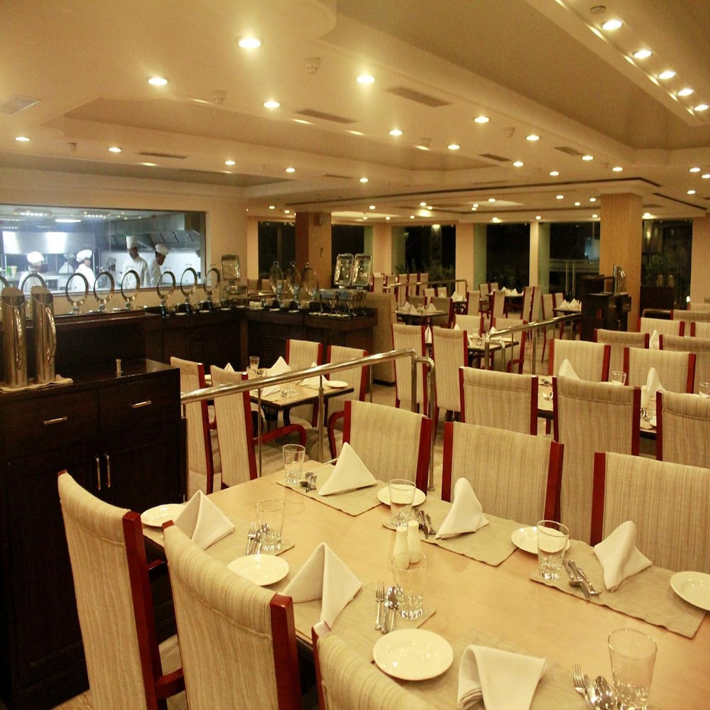 ROYAL SAROVAR PORTICO 22/35