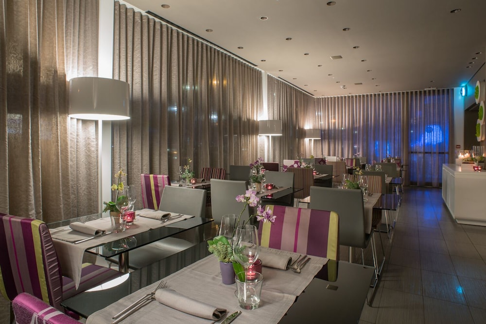 8piuhotel 32/50