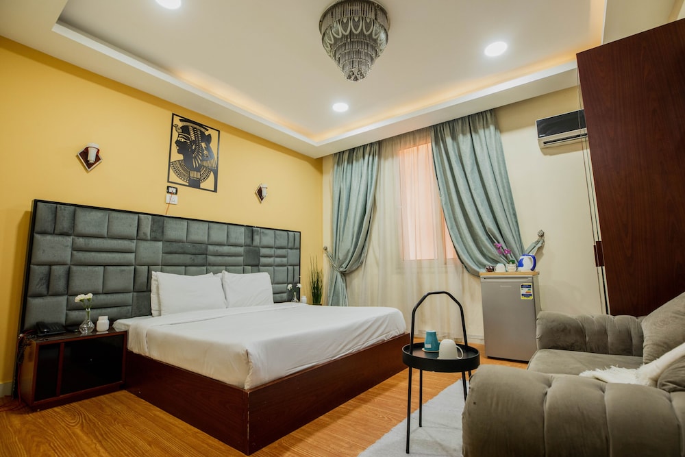 Capital Hotel 11/50