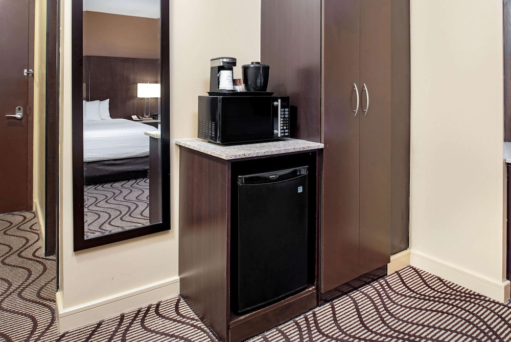 La Quinta Inn & Suites by Wyndham Oshawa 12/48