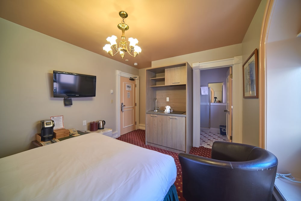 STANDARD, QUEEN BED
