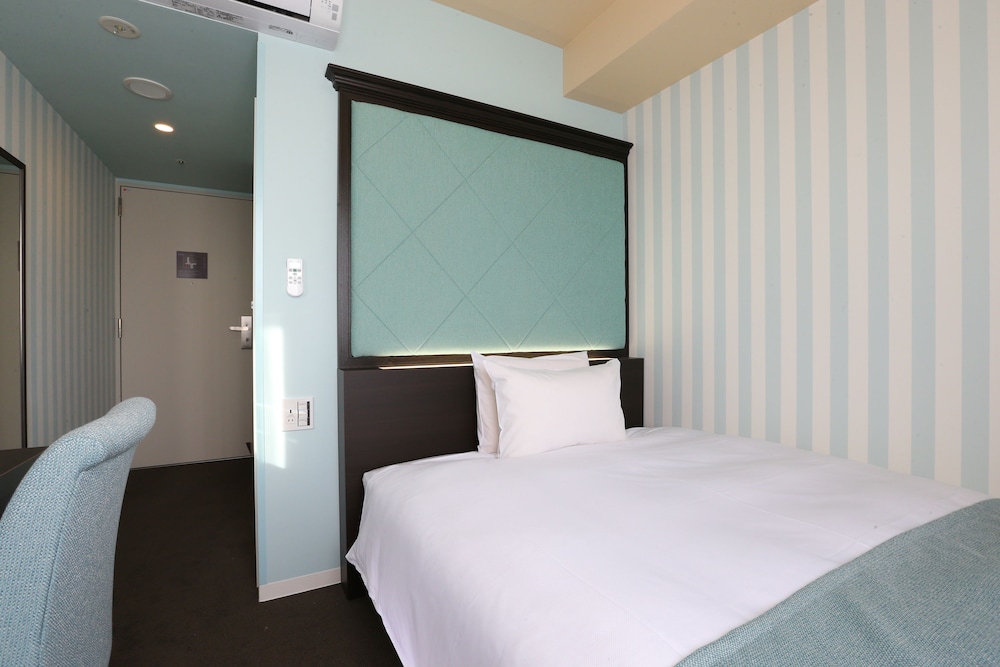 ROOM, SINGLE