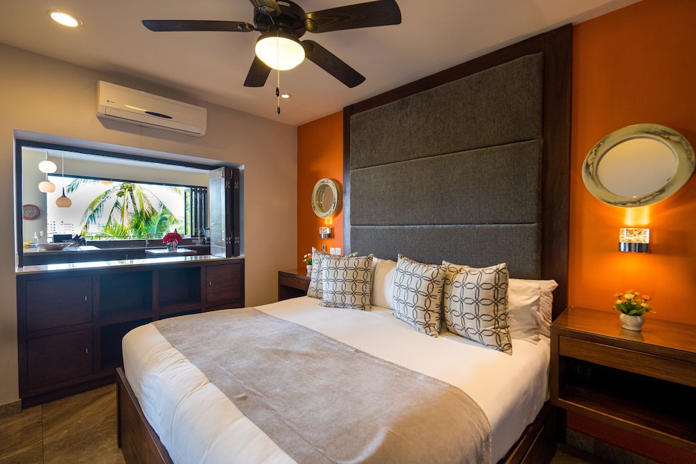 SUITE, 2 BEDS, PARTIAL OCEAN VIEW, CORNER