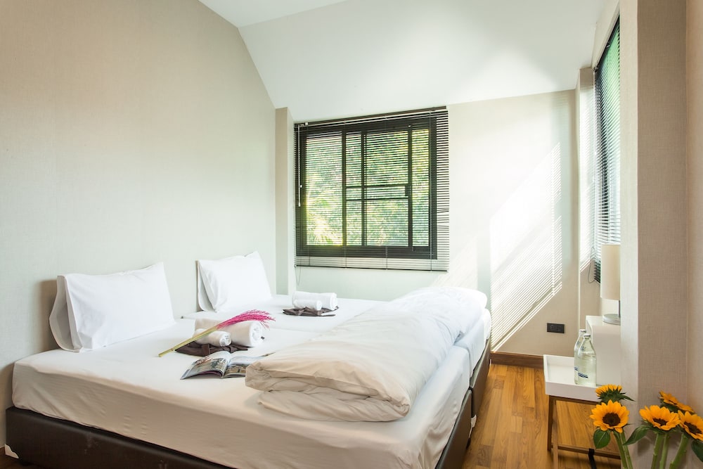 ROOM, TWIN BEDS, SHARED BATHROOM