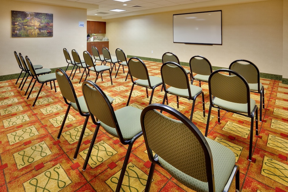 Holiday Inn Express Hotel And Suites Bradley Airport 67/74