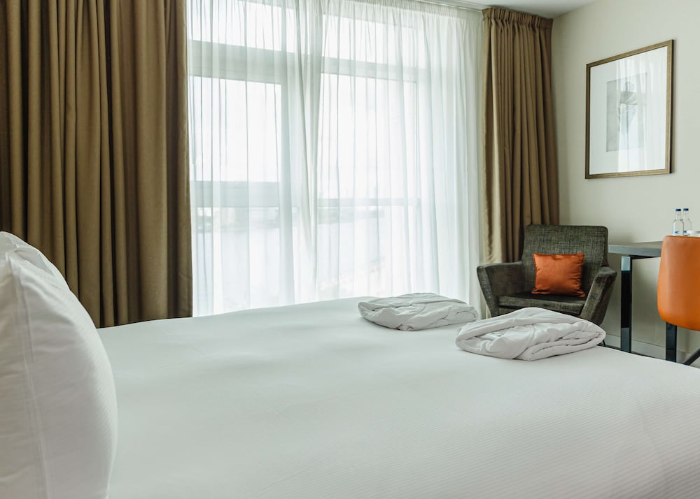 DELUXE, QUEEN BED, WATER VIEW