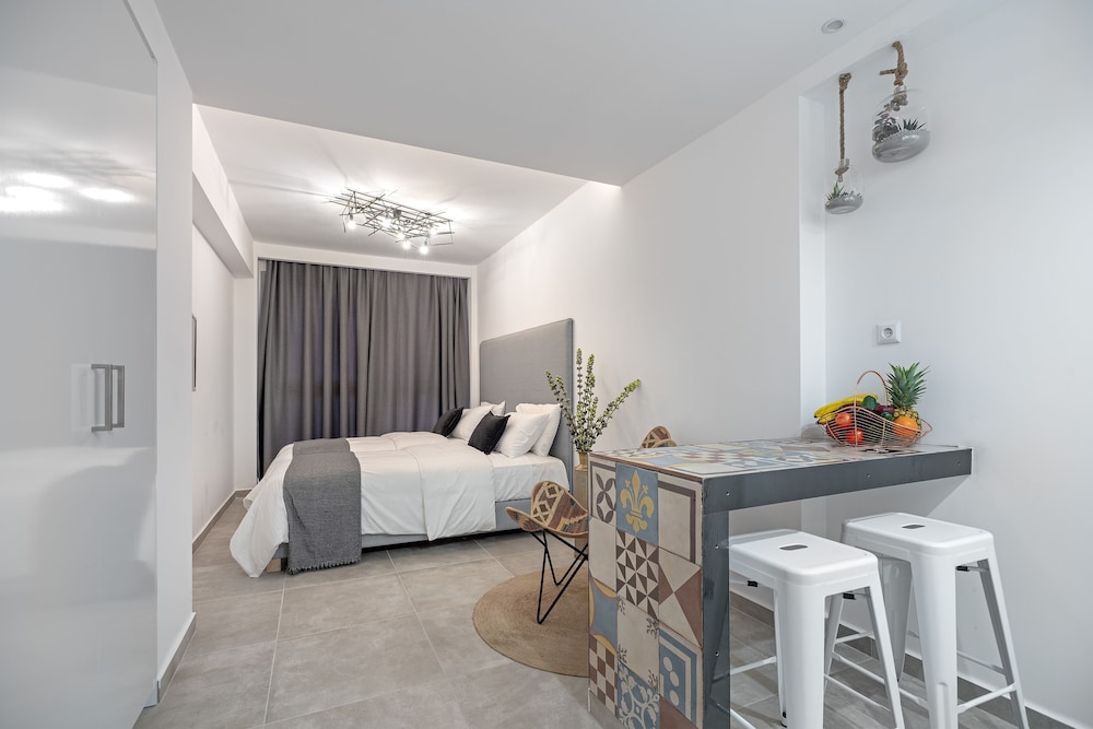 Mythos Luxury Suites 24/50