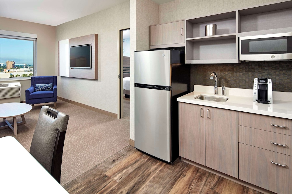جناح بريميوم بسرير كينج وأسرّة بطابقين بغرفة نوم واحدة مع أريكة، Anaheim Suites Hotel 5/5