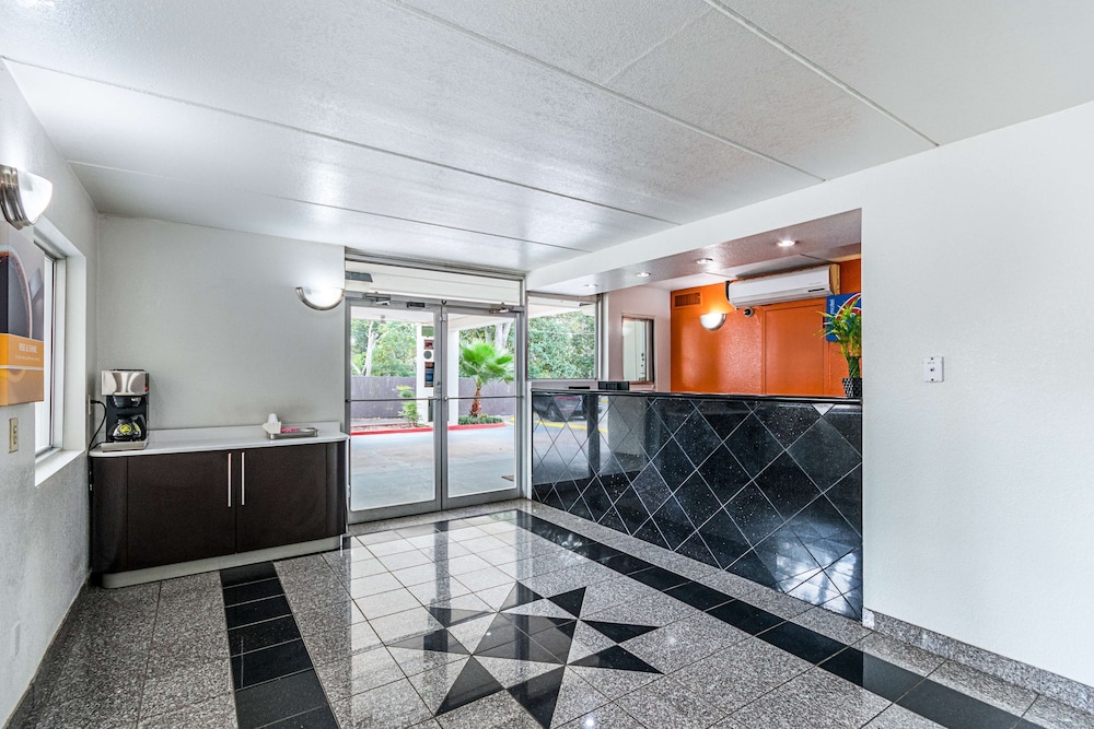 Lobby at Motel6 Cleveland, TX, CLEVELAND - TX