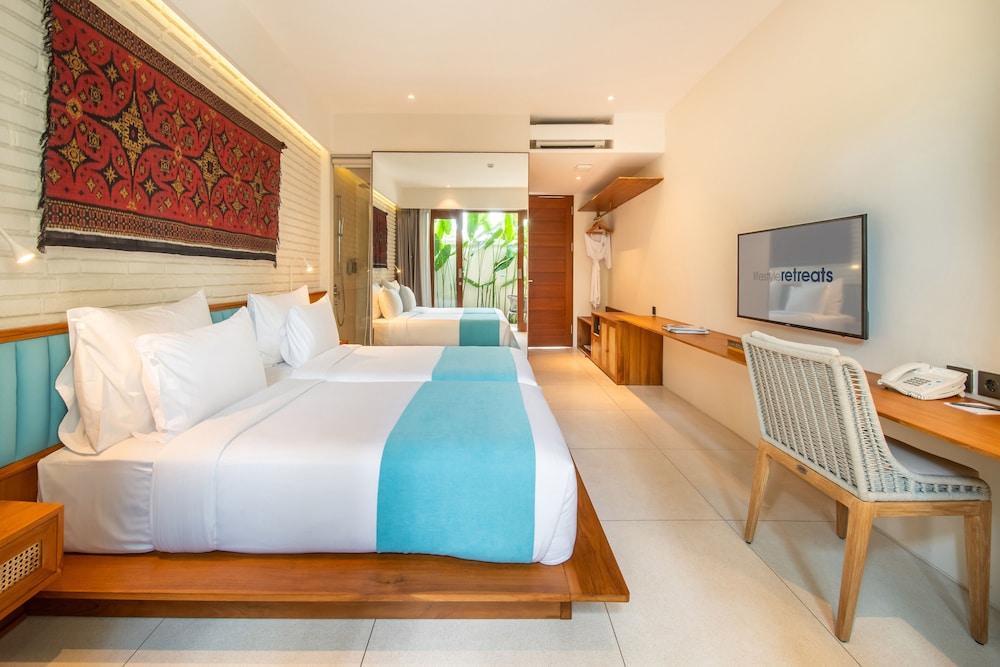 DELUXE, DOUBLE OR TWIN BED