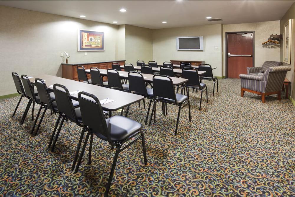 Crossings by GrandStay Inn & Suites 3/4