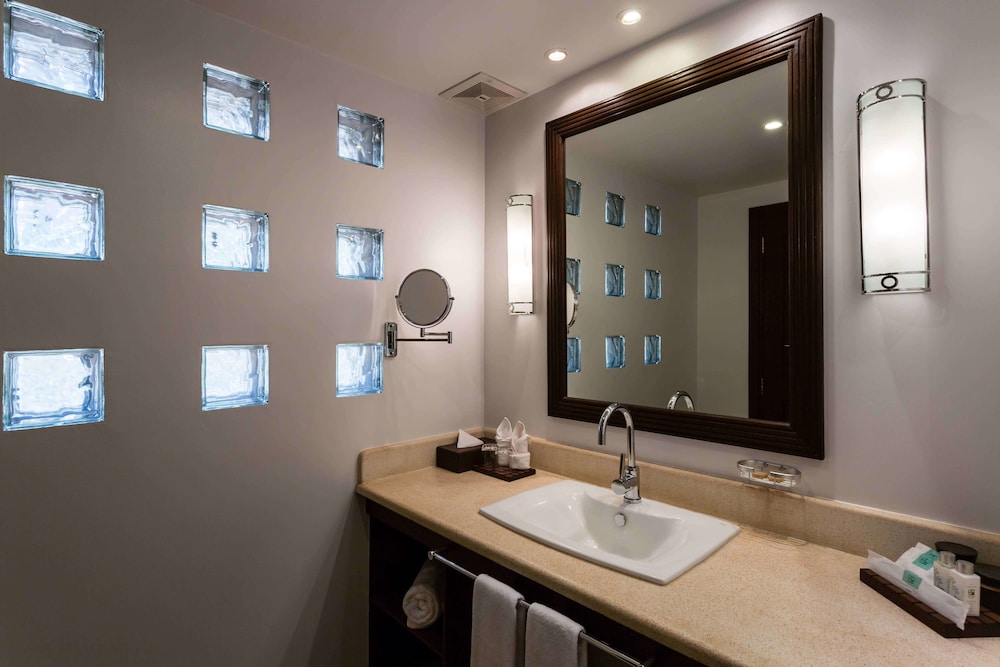 HERITAGE SUITES HOTEL 70/73