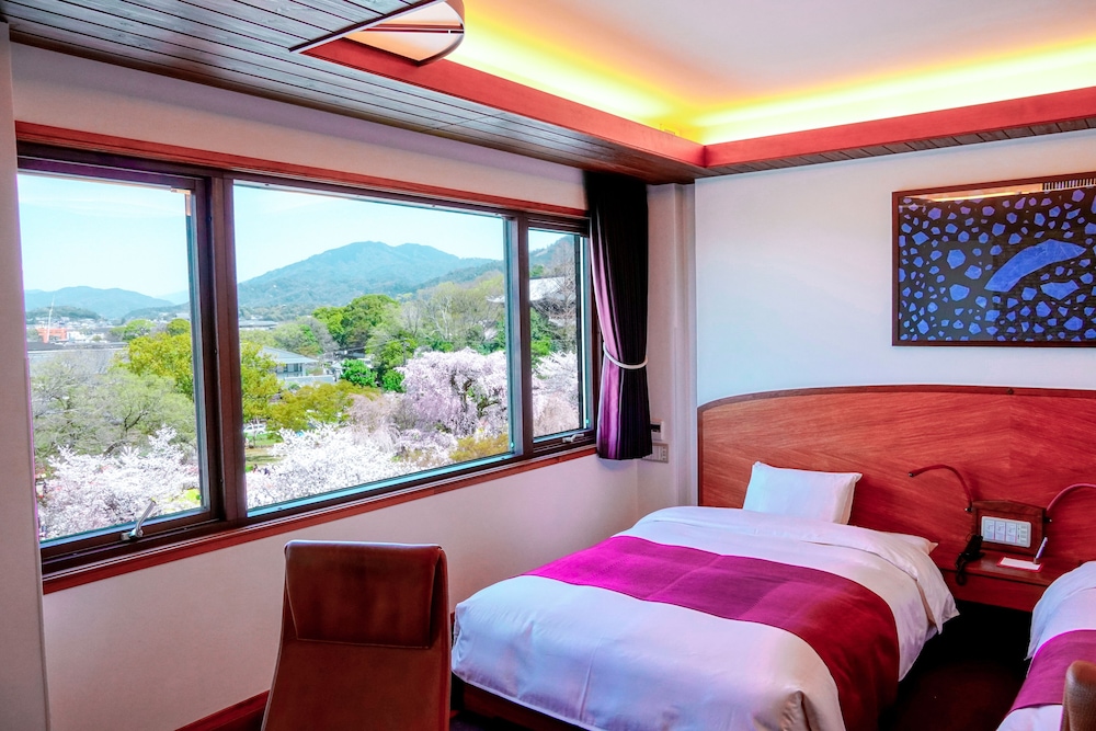 ROOM, TWIN BEDS, PARK VIEW, TOP FLOOR