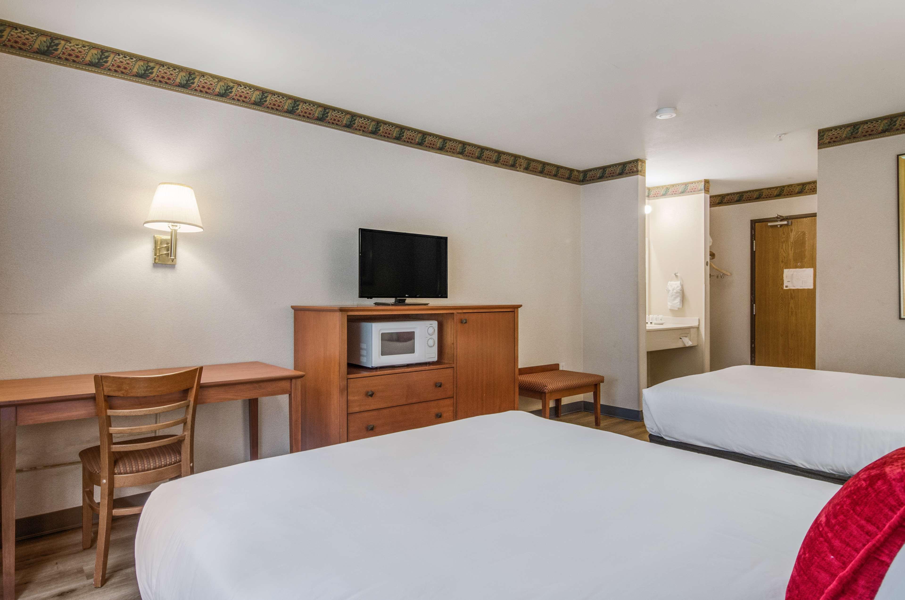 Efficiency, 2 Queen Beds