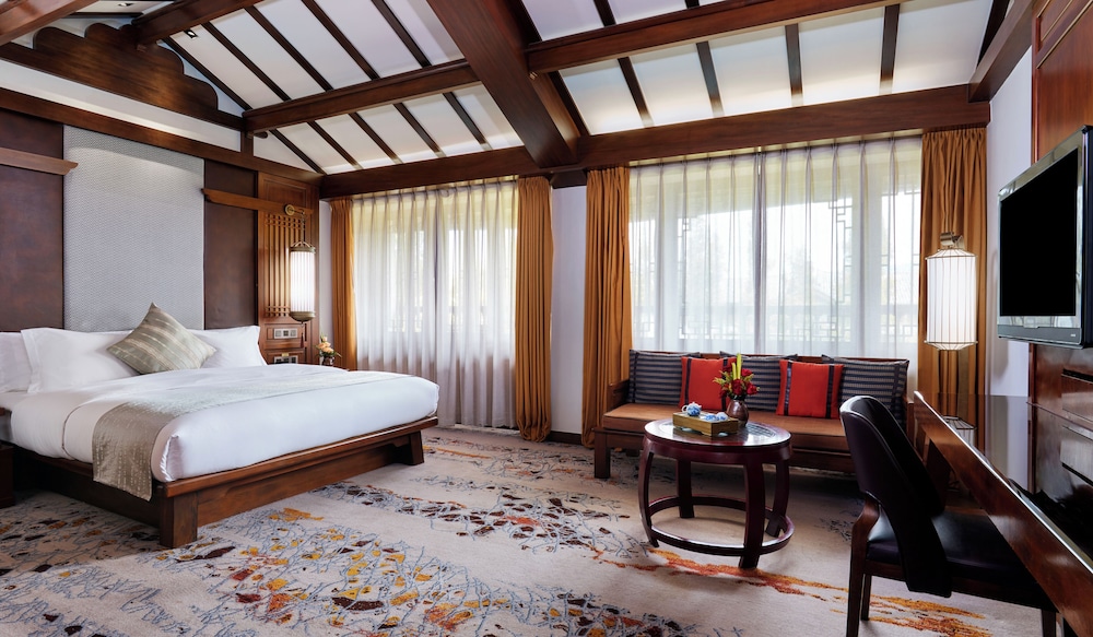 غرفة كلاسيكية بسريرين منفصلين بإطلالة على الحديقة، INTERCONTINENTAL LIJIANG ANCIENT TOWN RESORT 2/6