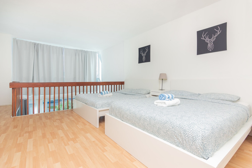 Loft, 3 Queen Beds