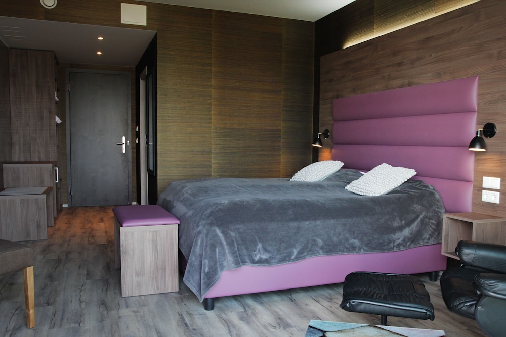 HOTEL KRIUNES 36/83