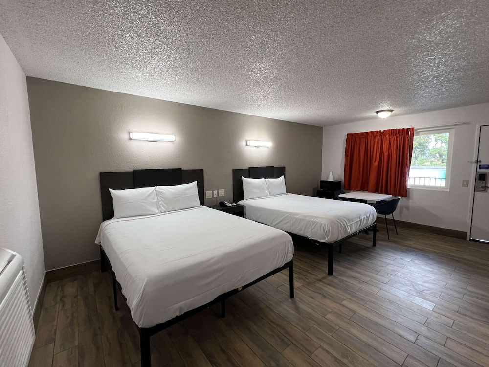 Motel6 Orange, CA - Anaheim 9/33