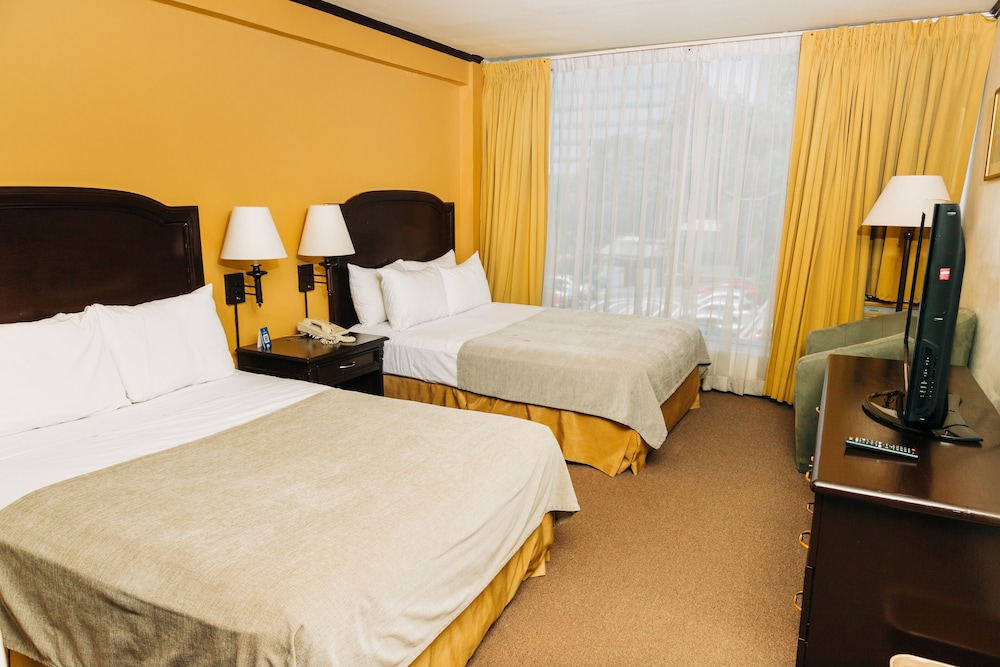 Hotel Plaza Suites 8/50