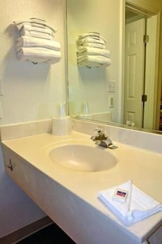 Travelodge by Wyndham Norfolk Airport 40/48
