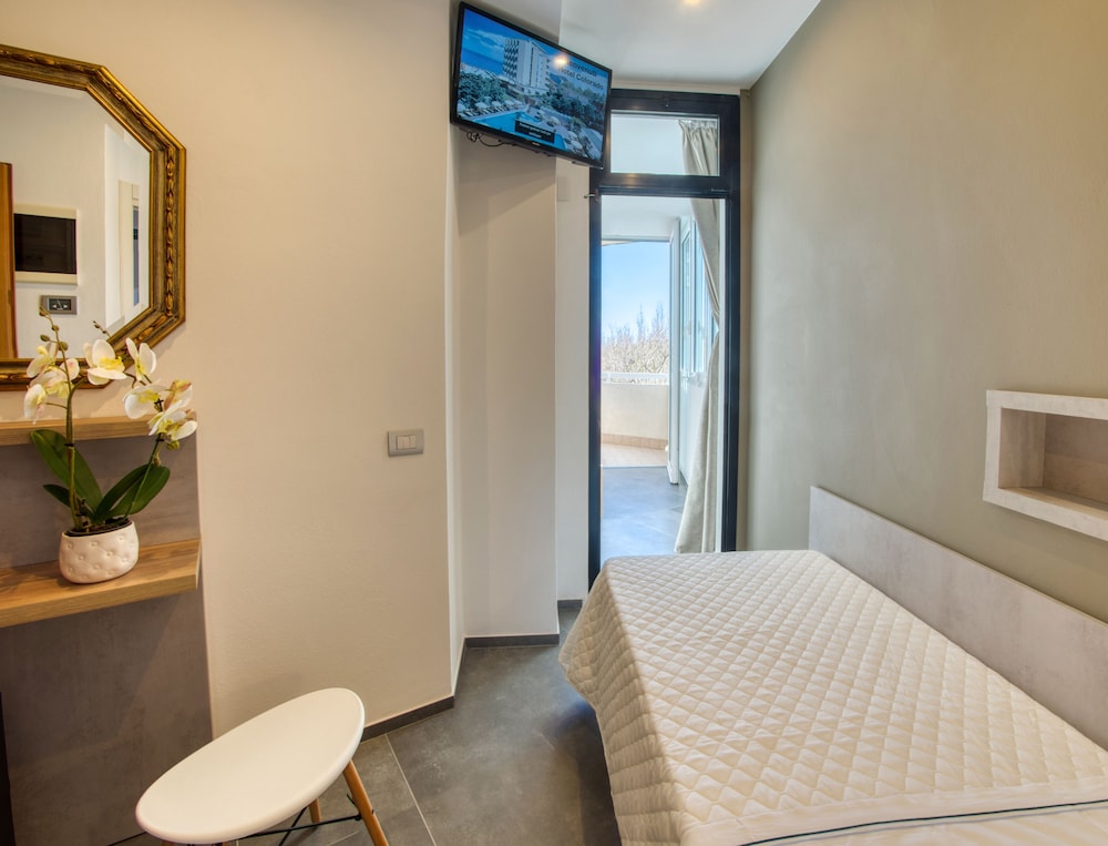 Basic, Single, Single Bed, Partial Sea View, Garden Area