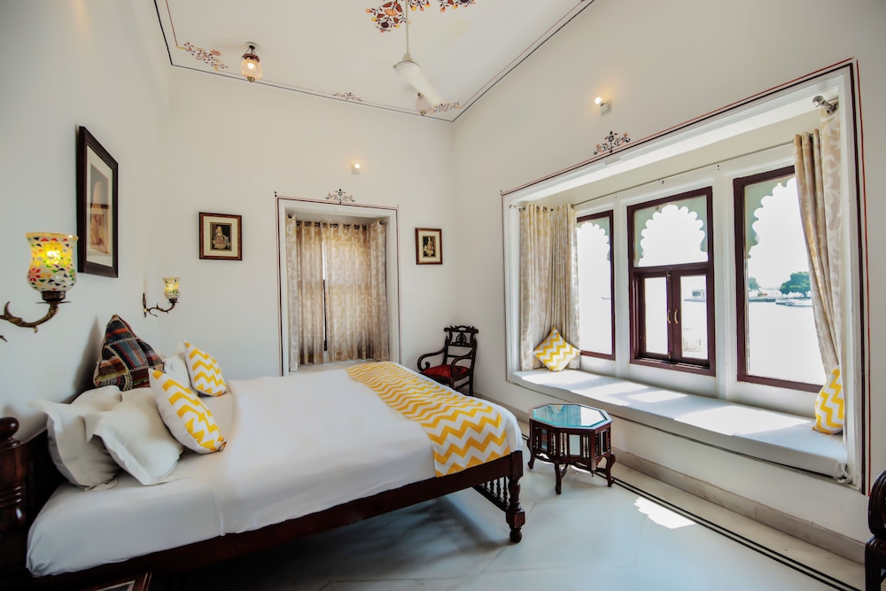 Hotal Devraj Niwas on Lake Pichola Udaipur 14/50