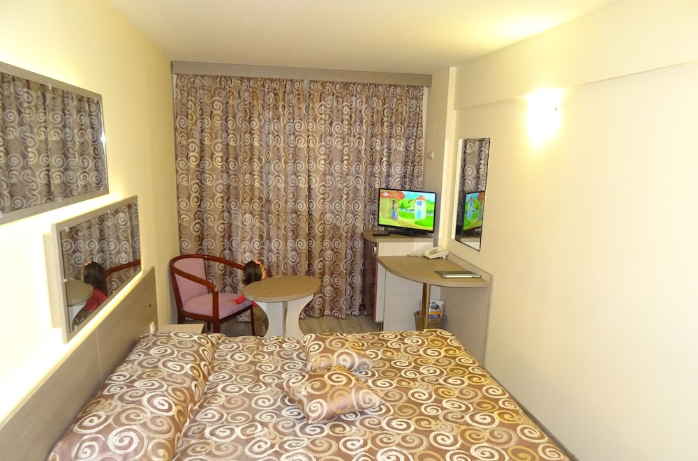 Victoria Hotel 37/50