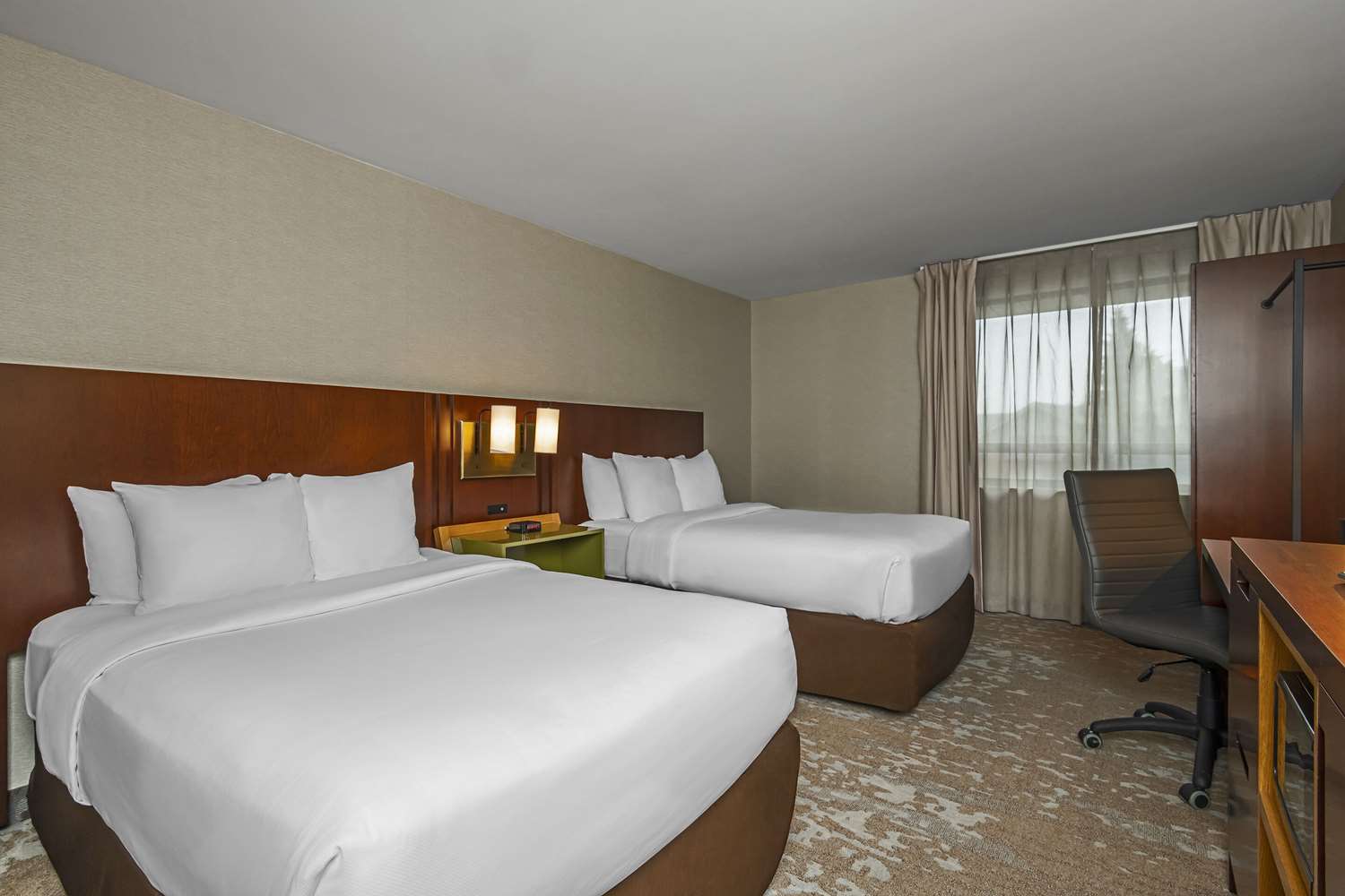 Upgrade, 2 Queen Beds, Comfort Inn Cambridge - Highway 401 3/6
