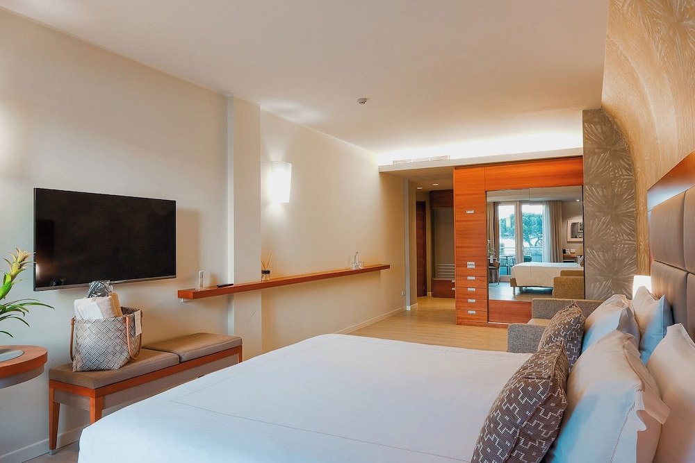 ROOM, DOUBLE BED, LAKE VIEW