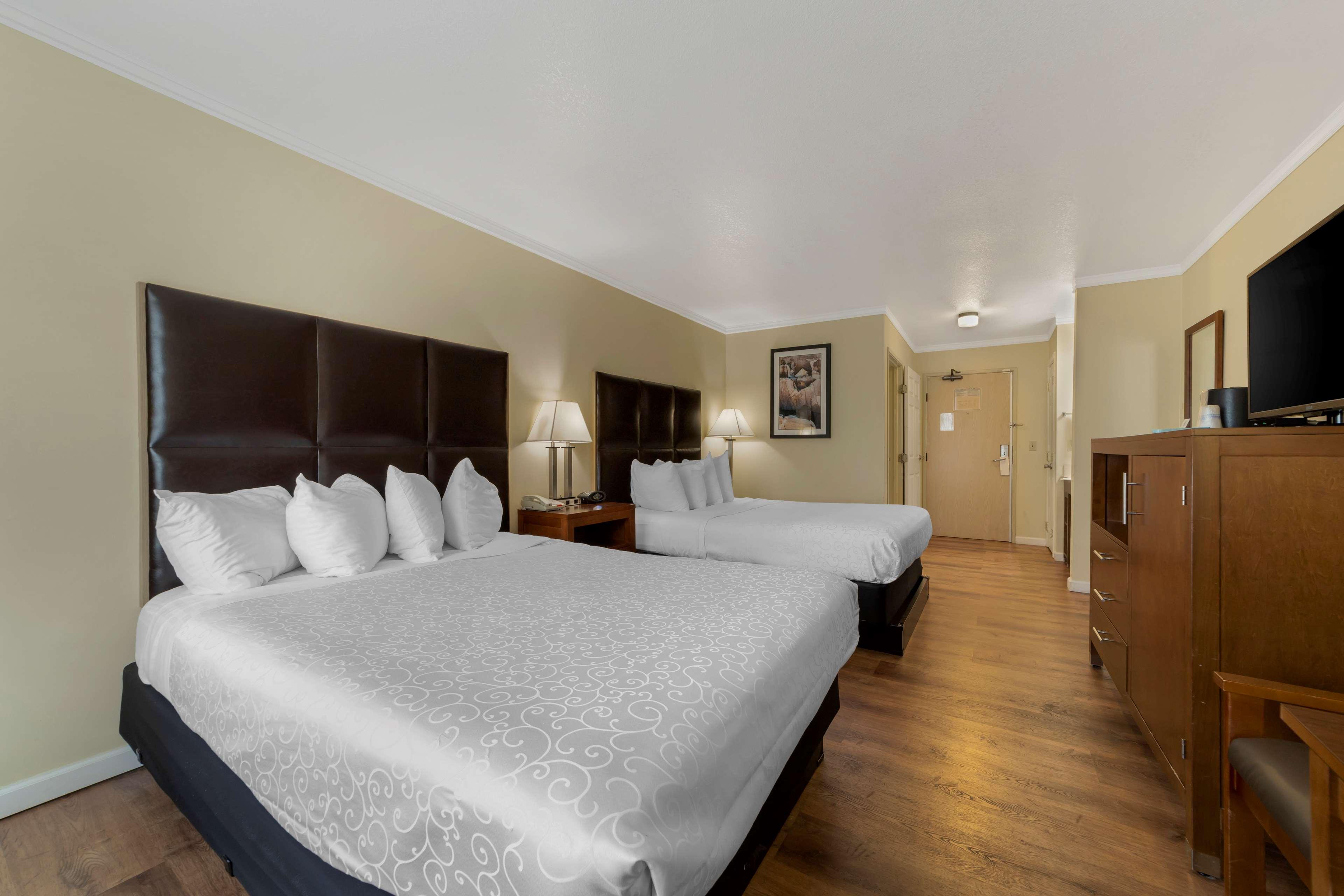 Room, 2 Queen Beds, Partial Harbour View، Best Western Plus Northwoods Inn 4/9