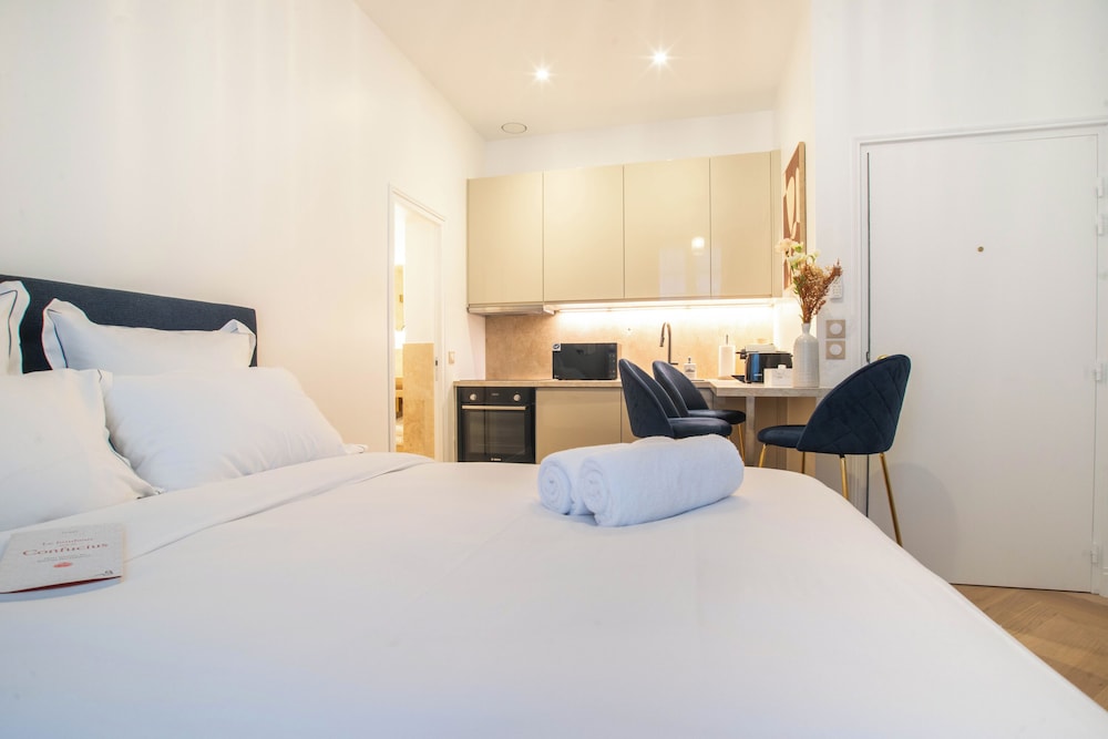 City, Studio, Queen Bed, Sofa, Kitchen