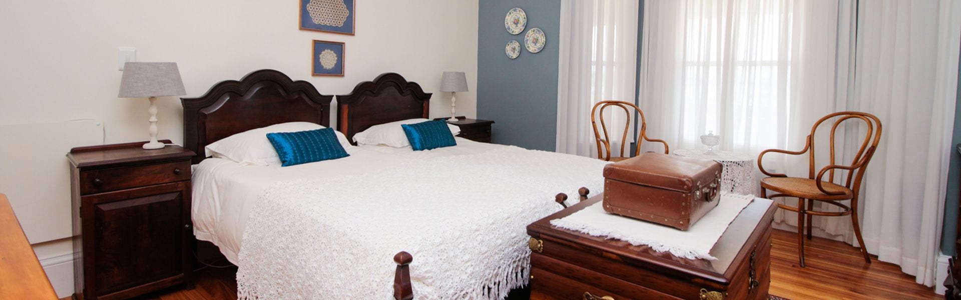 VICTORIAN, TWIN BEDS