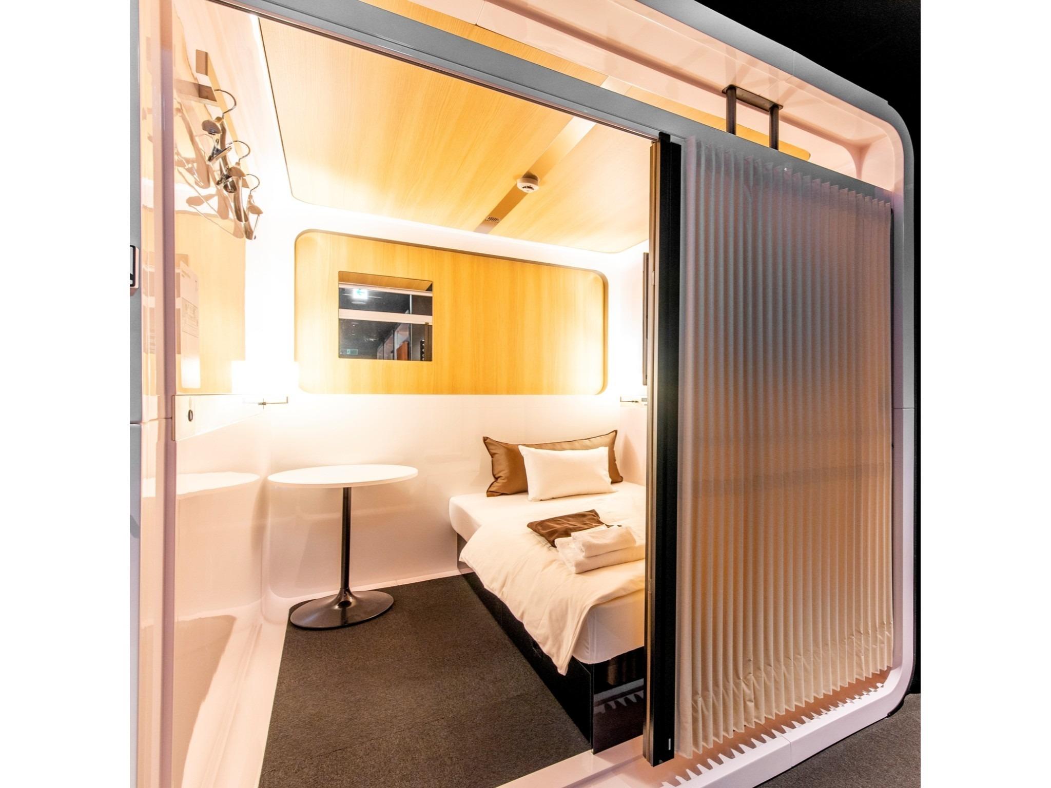 Male Only, Pod, Superior, Shared Bathroom