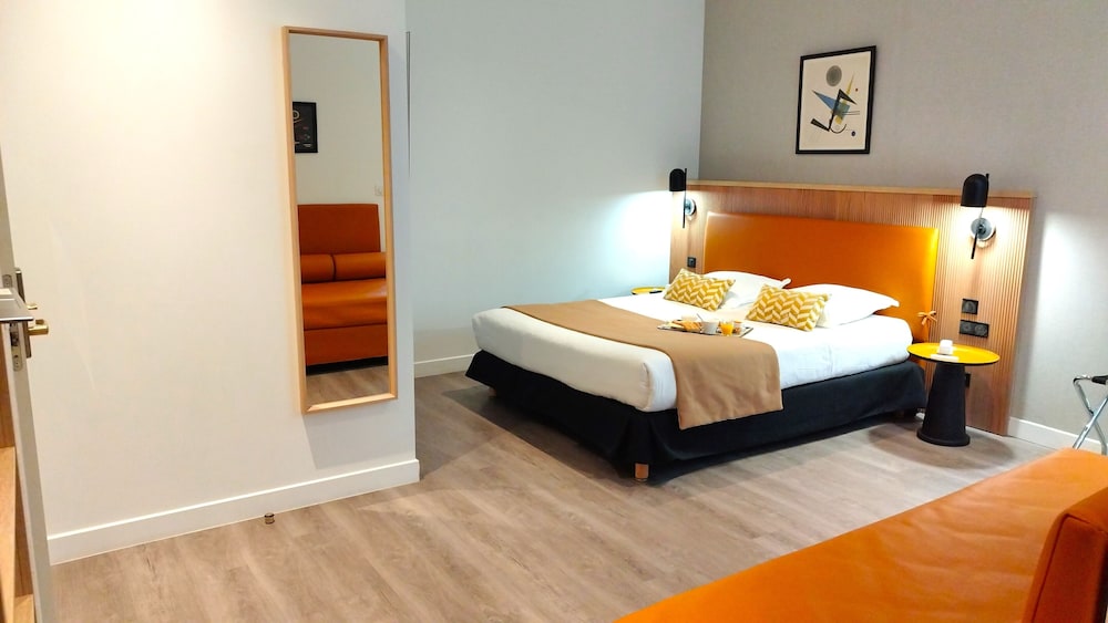 ROOM, QUADRUPLE