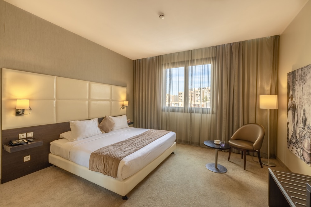 Junior Suite, King and Queen Bed