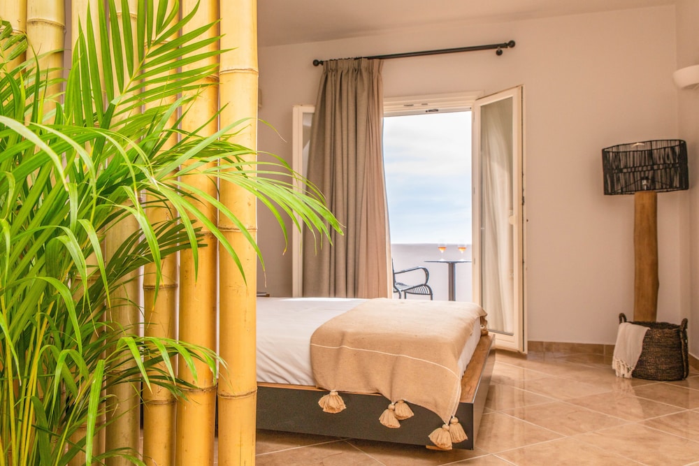 Ariadne Hotel 54/74