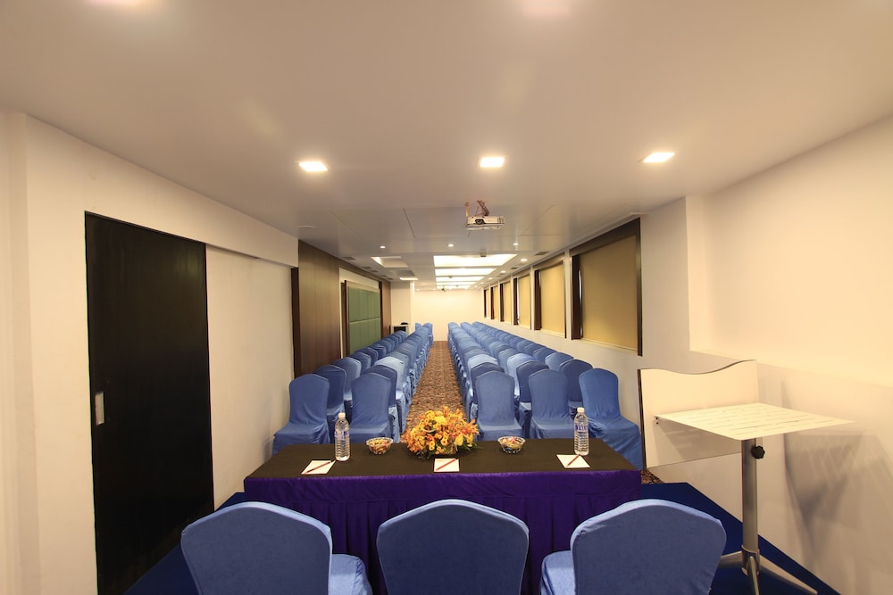 La Woods Hotel 40/50