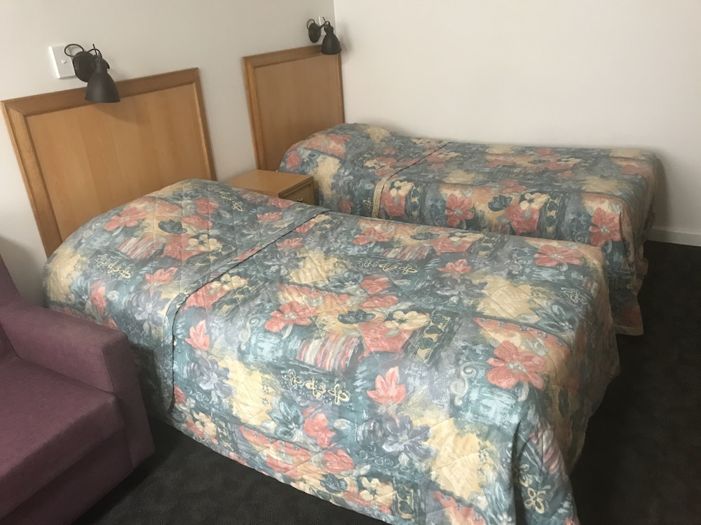 ROOM, TWIN BEDS