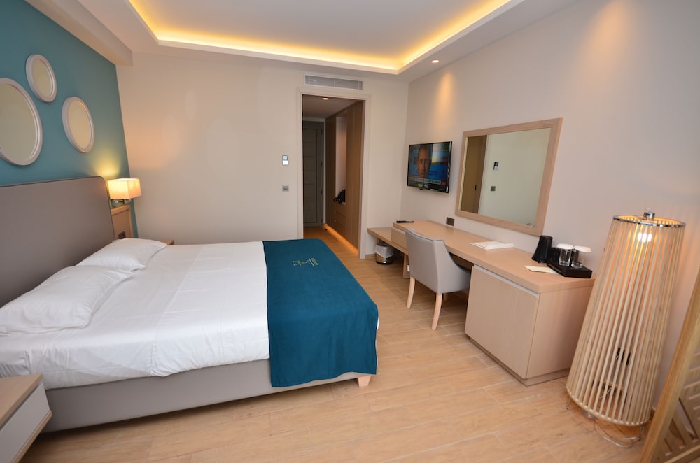 Almyros Beach Resort & SPA 6/23