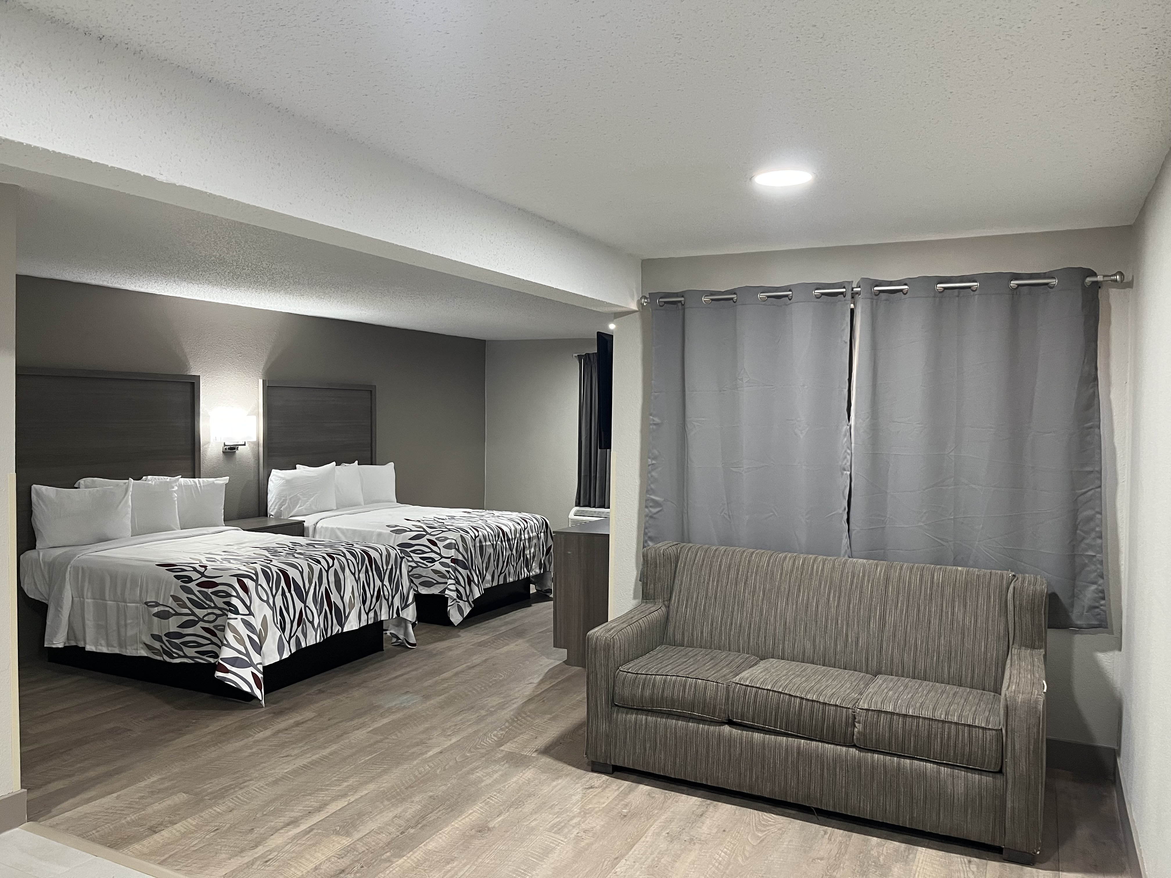 Red Roof Inn & Suites Newport News 10/48