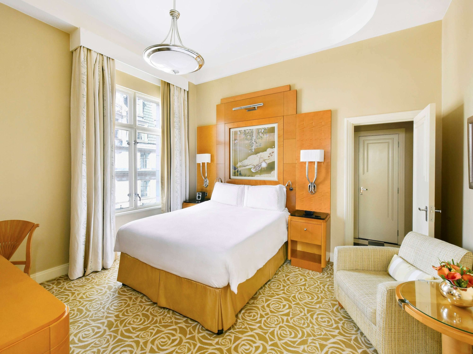 SUPERIOR, QUEEN BED