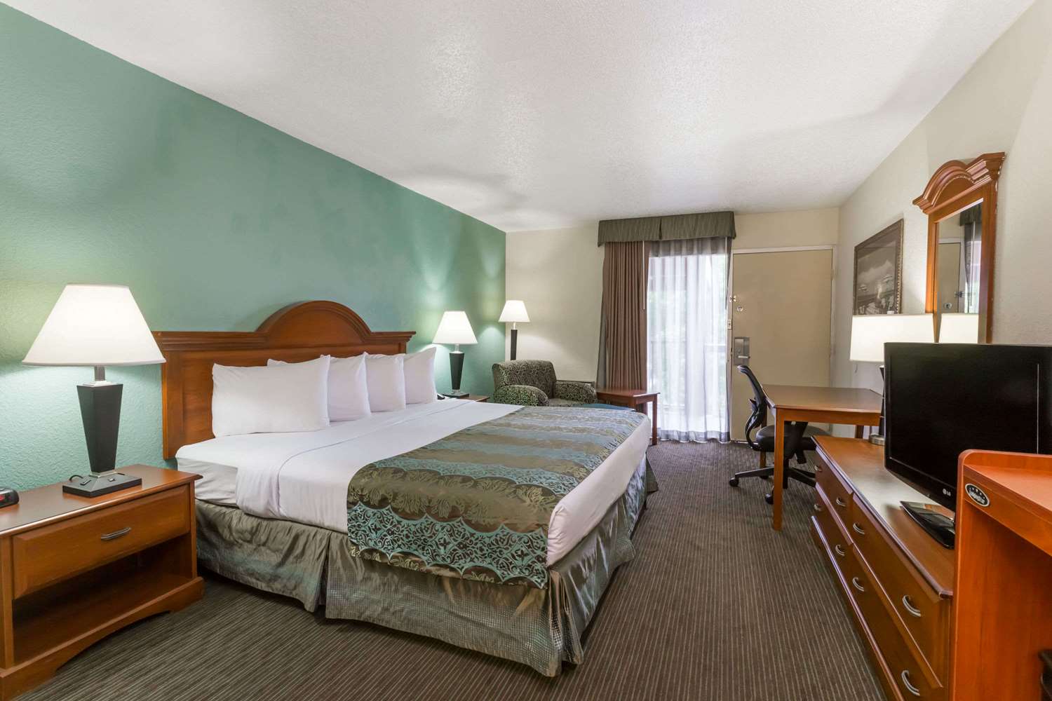 Baymont By Wyndham Sarasota 21/40