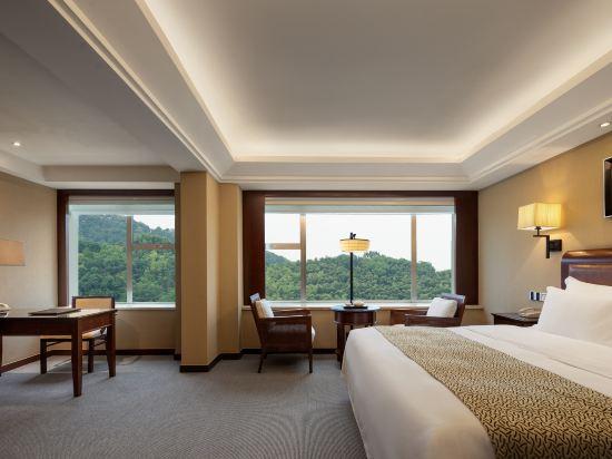 Junior, Deluxe, Pavilion, King Bed, Mountain View
