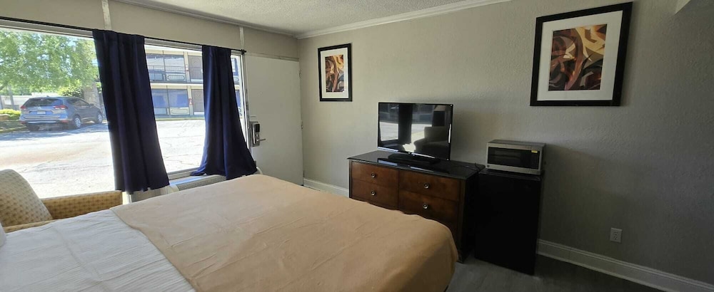 غرفة بسرير كوين، Riverside Inn & Suites by OYO Danville Ceaser Casino 5/10
