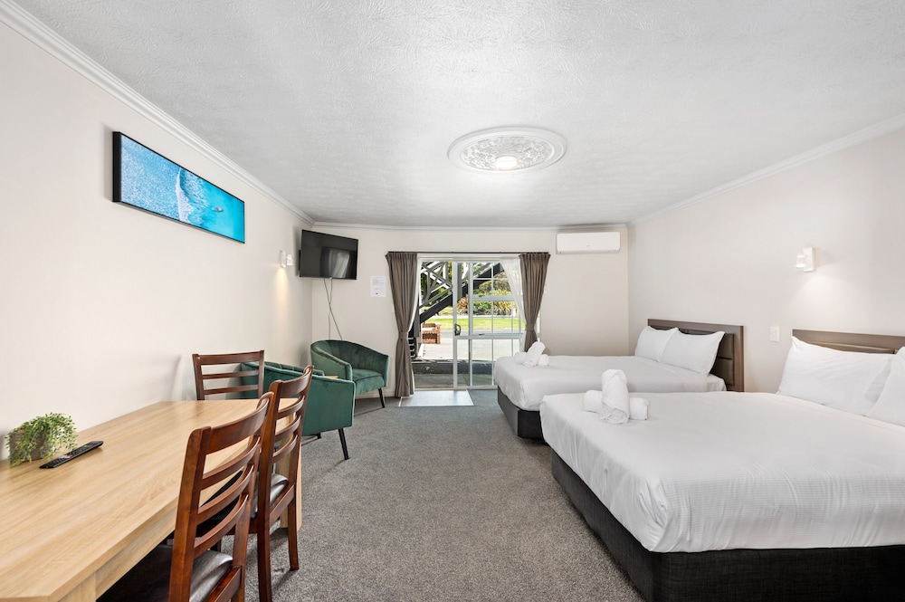 ROOM, DOUBLE OR TWIN BED