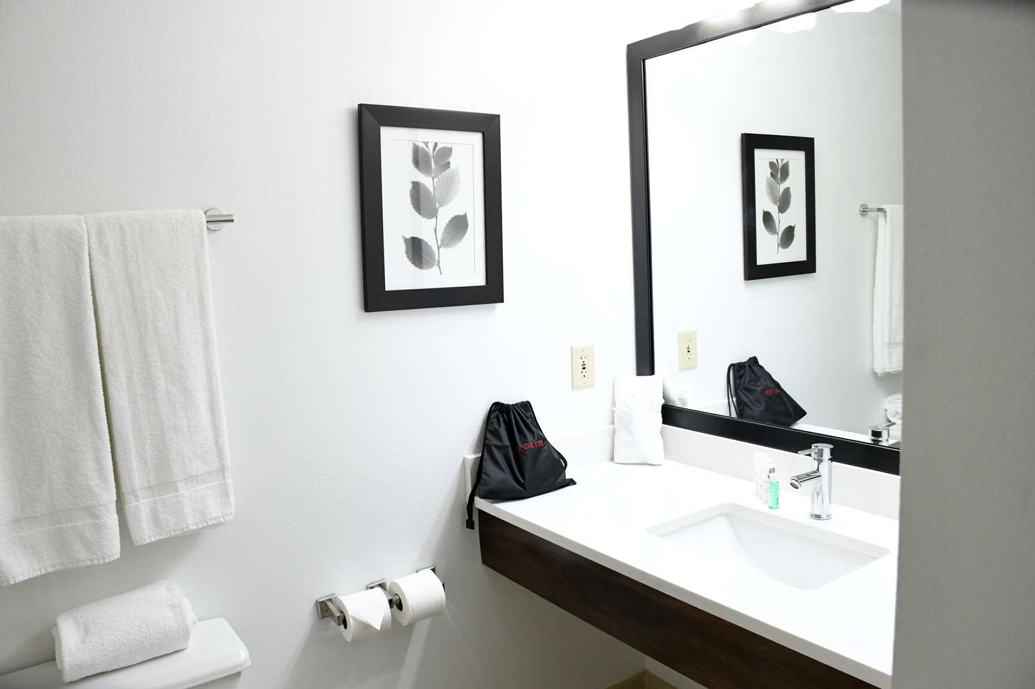 Suite, 2 Queen Beds, Sofa 3/3